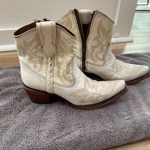 Circle G Cream Cowboy Boots